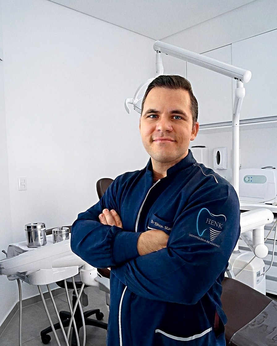 Dr. Eliton Henk no consultório da Henk Odontologia